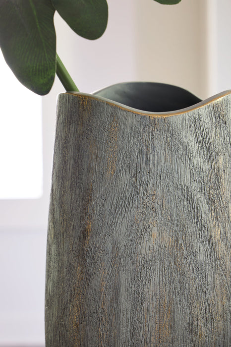 Iverly Vase Homeline Furniture